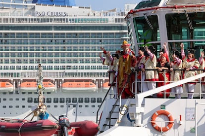 Sus majestades los Reyes Magos de Oriente y su comitiva de pajes llegaron este domingo a Las Palmas de Gran Canaria a bordo de tres remolcadores.