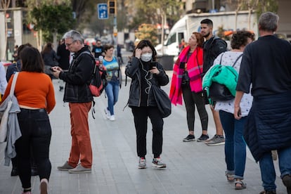 Una joven camina por zonas cercanas a la Sagrada Familia, en Barcelona.