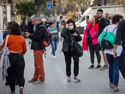 Una joven camina por zonas cercanas a la Sagrada Familia, en Barcelona.