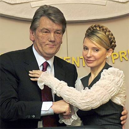 El presidente de Ucrania, Víctor Yúshenko y la primera ministra, Yulia Timoshenko, ante la prensa en Kiev en abril.