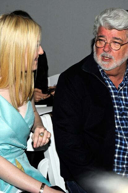 Rodarte formó otra extraña pareja en su primera fila: Dakota Fanning y George Lucas.