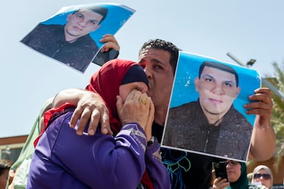 Familiares de Abderrahim lloran su muerte a manos de un policía municipal en Torrejón de Ardoz, durante la manifestación de este sábado.