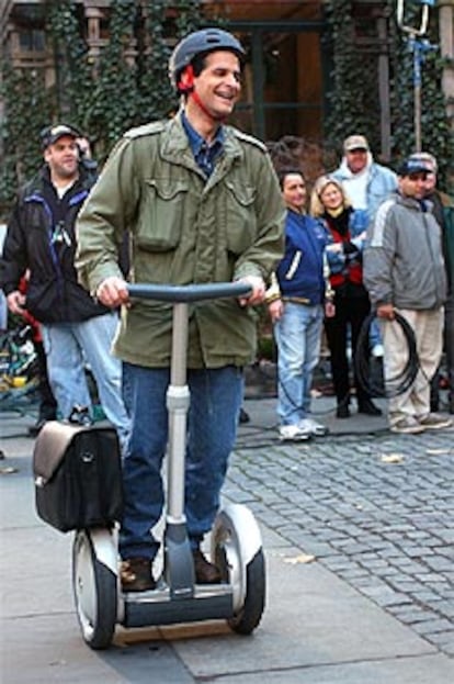 Dean Kamen, el inventor de <i>IT</i>, durante una demostración del nuevo medio de transporte en Nueva York.