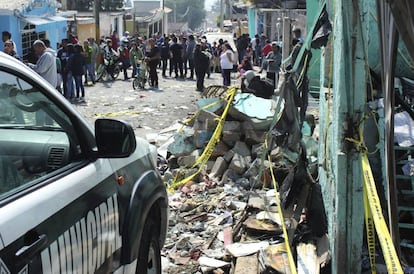 Vecinos cerca del lugar de la explosi&oacute;n en Tultepec.