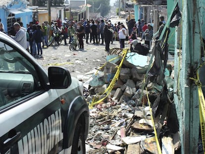 Vecinos cerca del lugar de la explosi&oacute;n en Tultepec.