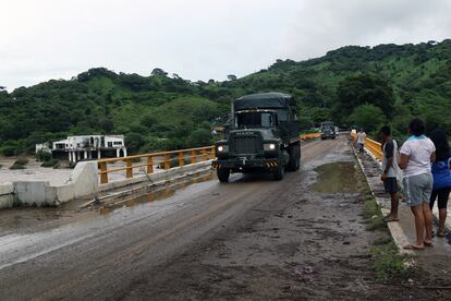 Personal del Ejército mexicano se traslada entre comunidades cercanas a Acapulco (Estado de Guerrero), este miércoles.