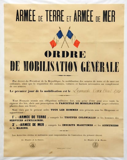 Foto de archivo tomada el 2 de agosto de 1914 y publicada por el Historial de Péronne, Museo de la Primera Guerra Mundial. Muestra un cartel que llama a la movilización general de los ejércitos franceses.