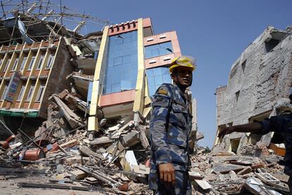 Miembros de los servicios de rescate buscan supervivientes entre los escombros tras el derrumbe de un edificio durante el terremoto de 7,3 grados en la escala Richter en Katmandú (Nepal), el 12 de mayo de 2015.