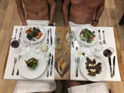 Dos clientes sentados a la mesa en O'Naturel en una fotografía del perfil del restaurante en Facebook.