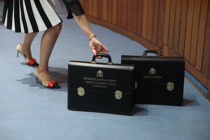 Las carteras de Pablo Iglesias, vicepresidente de Derechos Sociales y Agenda 2030, y Alberto Garzón, ministro de Consumo, en la sede del Ministerio de Sanidad en Madrid, el 13 de enero.