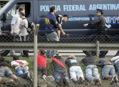 La policía argentina arresta a varios seguidores de River Plate, cerca del estadio Monumental, en Buenos Aires.