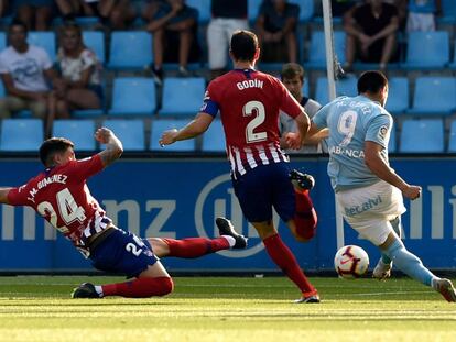 Remate de Maxi Gómez que supuso el primer gol del Celta.