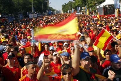 El paseo de Recoletos de Madrid, durante el partido entre España y Holanda.