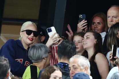 Lady Gaga saluda a sus fans la competición femenina de gimnasia artística, de los Juegos Olímpicos de París, el pasado domingo 28 de julio de 2024.