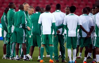 El seleccionador de Nigeria, el sueco Lars Lagerbäck, se dirige a sus jugadores durante un entrenamiento celebrado ayer en Johanesburgo.