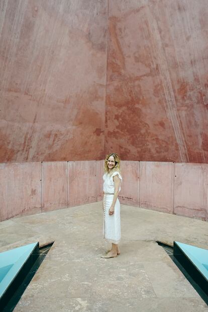 Jimena Blázquez, directora de la Fundación Montenmedio, en el interior de la pieza Second Wind (2005), de James Turrell.