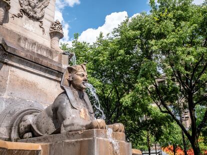 La Fontaine du Palmier, en la plaza Châtelet (París), construida en 1808 bajo una columna coronada por una estatua de la Victoria para celebrar las campañas de Bonaparte.