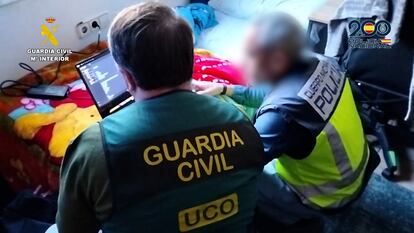 Agentes de la Polica Nacional y la Guardia Civil, el pasado martes durante el registro de la vivienda del presunto 'hacker' detenido, en una imagen distribuida por el Ministerio del Interior.