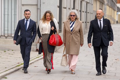 La empresaria Carmen Pano, segunda por la derecha, junto a su hija Leonor González, a su llegada al Tribunal Supremo a finales de febrero.