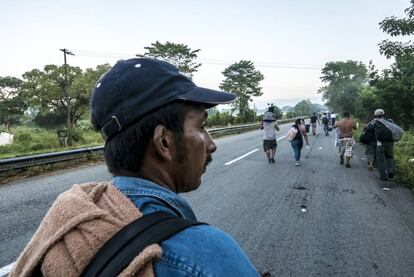 Manuel camina por la carretera de Huixtla, Chiapas.