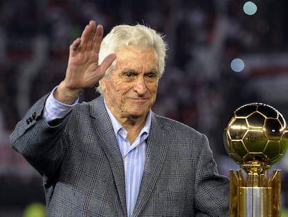 Amadeo Carrizo saluda mientras posa junto al trofeo de la Recopa Sudamericana en la previa del partido que River Plate e Independiente de Santa Fe, Colombia, disputaron en Buenos Aires en 2016.