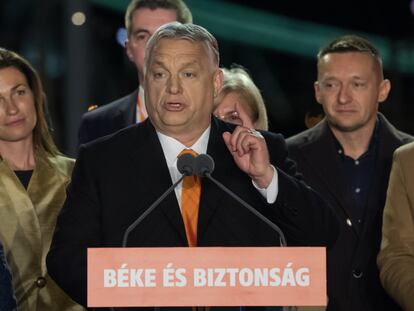 El primer ministro húngaro, Viktor Orbán, celebra en la noche del domingo su victoria en las urnas, en Budapest.