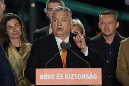 El primer ministro húngaro, Viktor Orbán, celebra en la noche del domingo su victoria en las urnas, en Budapest.