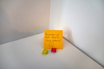 Mensaje de bienvenida y dos Sugus para los huéspedes del Bestprice Alegría. 