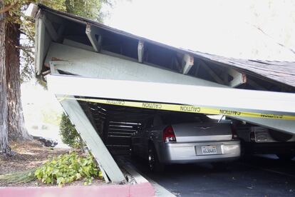 Un coche atrapado en un garage en la ciudad de Napa, al norte de California.