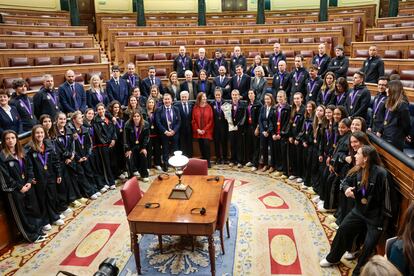 La presidenta del Congreso, Francina Armengol (centro), posaba junto a la selección española de fútbol femenino, este jueves en el Congreso de los Diputados. 