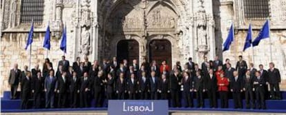 Los presidentes y jefes de Estado de los países de la Unión Europea, ayer en el monasterio de los Jerónimos de Lisboa, tras firmar el tratado.