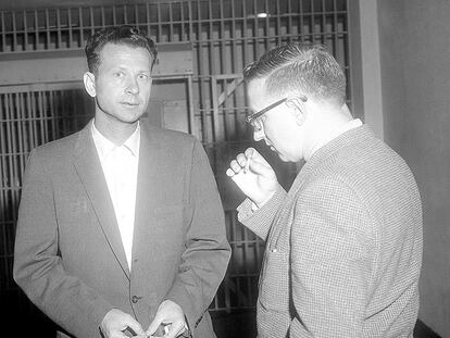Eatherly, a la izquierda, con un periodista, en 1959.