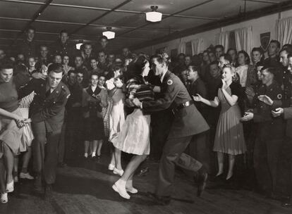 Imagen de una fiesta de la Guardia Nacional en Camp Shelby, en 1941.