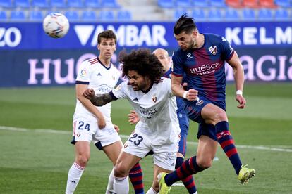 Rafa Mir cabecea el balón ante la presión de Aridane en el partido entre el Huesca y Osasuna este sábado en el Alcoraz.