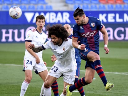 Rafa Mir cabecea el balón ante la presión de Aridane en el partido entre el Huesca y Osasuna este sábado en el Alcoraz.