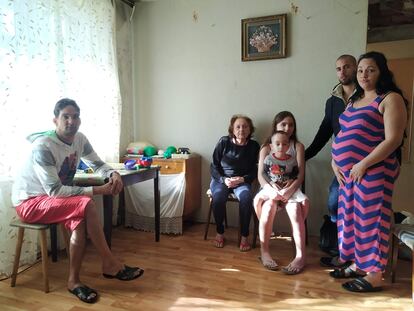 Madelaine Castillo junto a su esposo, Leodón, y sus dos hijos, su madre, Nilda, y su hermano, Pedro.