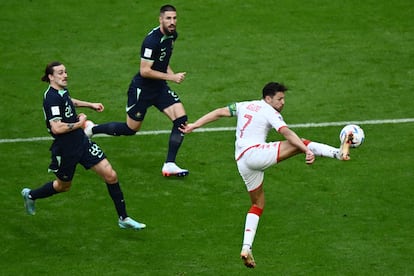 Youssef Msakni (derecha) controla un balón rodeado de jugadores australianos.  