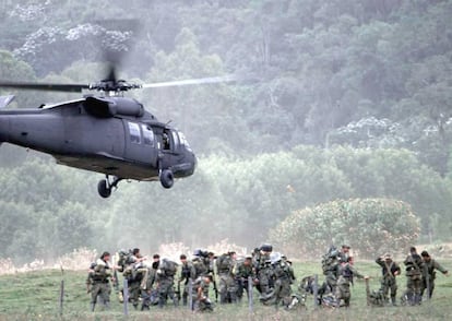 Un helicóptero del Ejército de Colombia, aparece cerca de la localidad de San Juanito, durante una acción en contra del movimiento guerrillero fuerzas Armadas Revolucionarias de Colombia, en febrero de 1997.