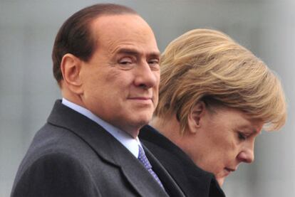 El primer ministro italiano, Silvio Berlusconi, junto a Angela Merkel, en un encuentro ayer en Berlín.