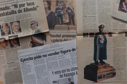 Recortes de periódicos con información sobre las estatuillas de Pinochet que diseñó Santis.