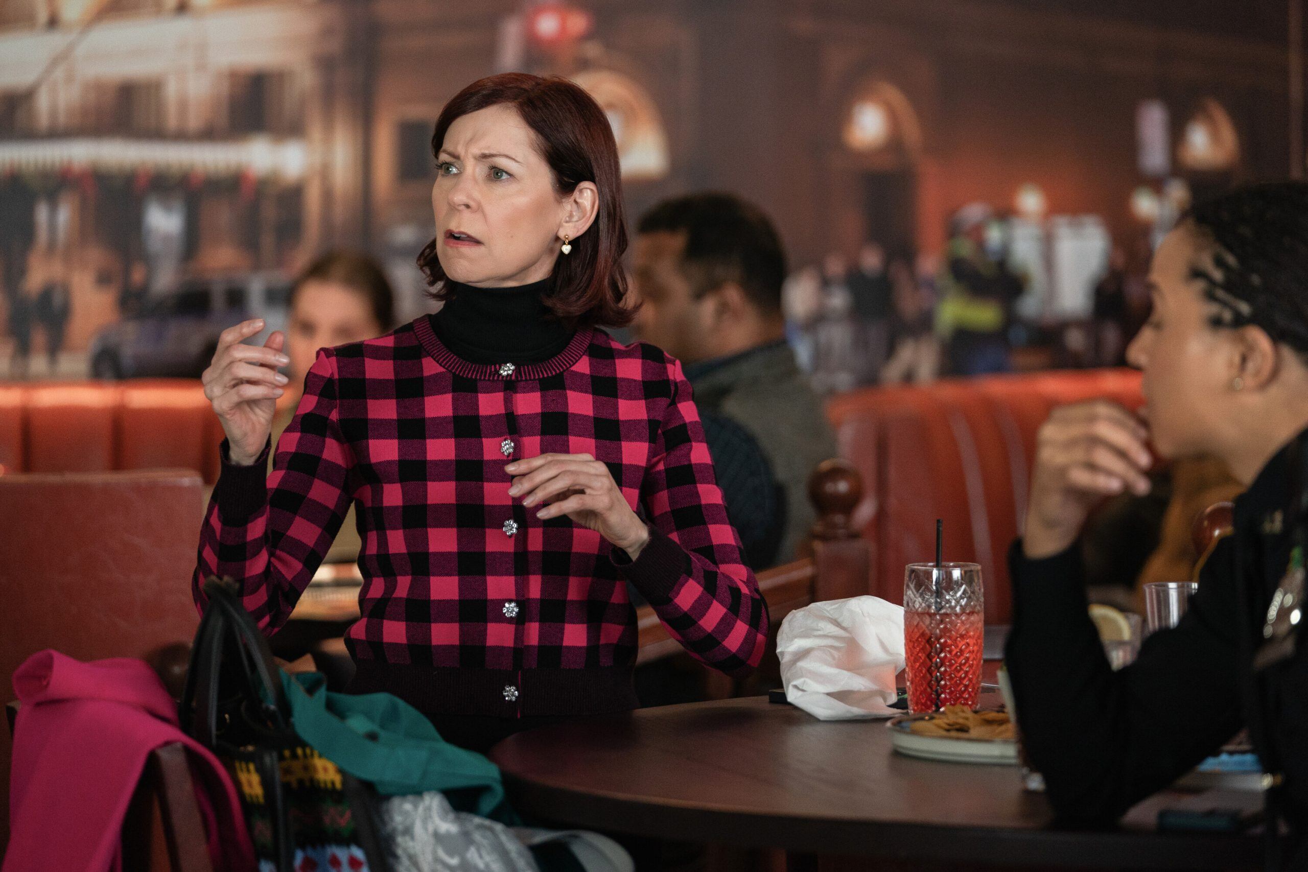 Carrie Preston y Carra Patterson, en un capítulo de 'Elsbeth', en una imagen cedida por Movistar Plus+.