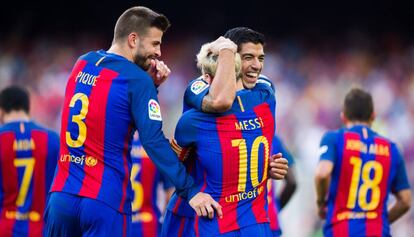 Piqué, Messi i Suárez celebren un gol del partit.