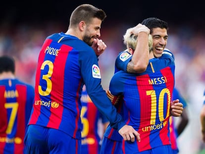 Piqué, Messi i Suárez celebren un gol del partit.