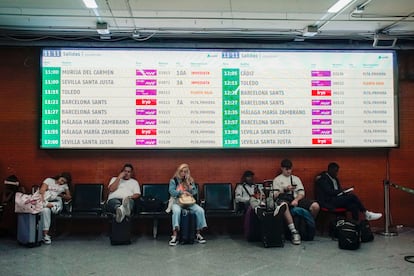 Viajeros en la estación de Atocha en Madrid, este lunes. 