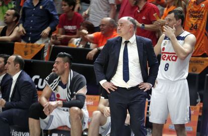 El técnico del Real Madrid, Pablo Laso, en los minutos finales del cuarto partido de la final de la Liga ACB ante el Valencia Basket, jugado esta noche en el pabellón de la Fuente de San Luis de Valencia.