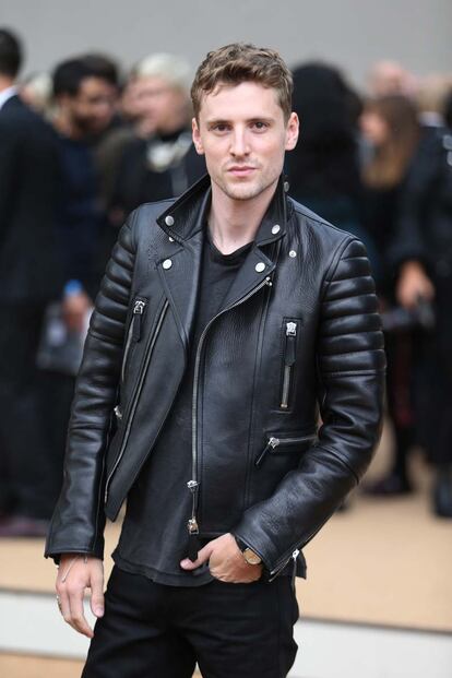 El cantante y modelo George Barnett fue otro de los invitados al desfile de Burberry, firma de la que es imagen.