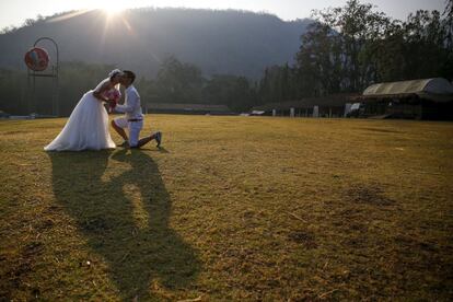 Una pareja recién casada se besan en Ratchaburi (Tailandia), el 13 de febrero de 2016.