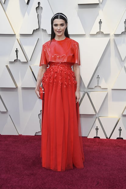 Rachel Weisz, estaba nominada a actriz secundaria por La favorita. Llevó un vestido con capa de látex de Givenchy.