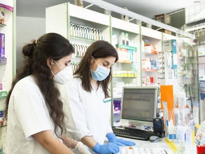 Dos mujeres trabajando en una farmacia durante la pandemia.