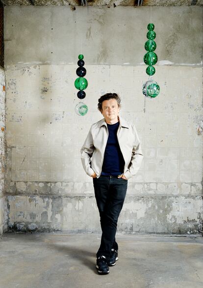 Jean Michel Othoniel en su atelier de Bas-Montreuil, en la periferia de París, con una de sus instalaciones de cuentas de vidrio.